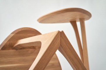 Odkládací stolek TRIANGLE detail podnoží             
