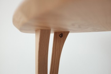 Odkládací stolek TRIANGLE detail loga